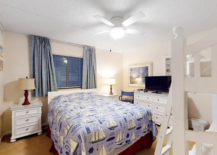 Holiday home Waterfront With Balcony Washer & Dryer Pools & Gym
