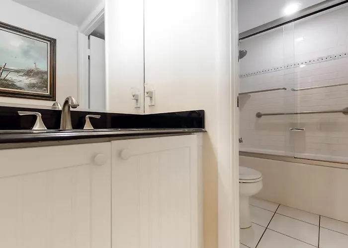 Holiday home Waterfront With Balcony Washer & Dryer Pools & Gym *