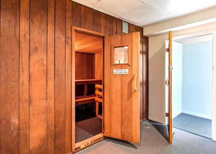 Holiday home Waterfront With Balcony Washer & Dryer Pools & Gym *