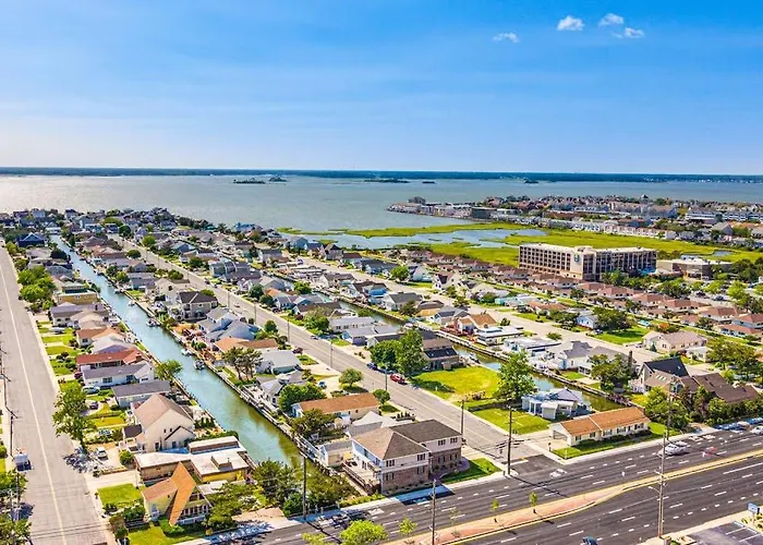 Holiday home Waterfront With Balcony Washer & Dryer Pools & Gym